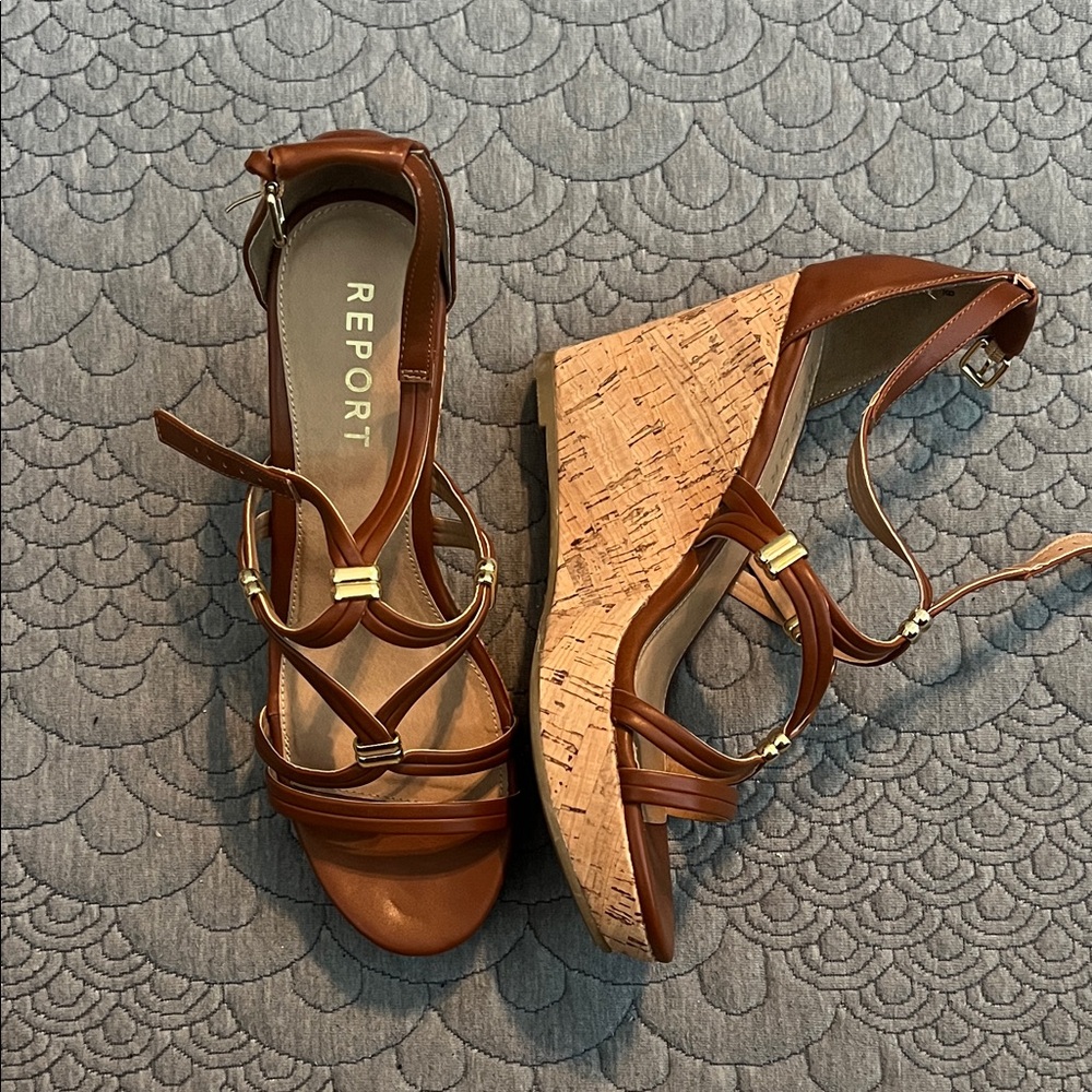 Report Women's Tan Wedge Sandals